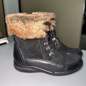 Clarks‎ Black and Tan Winter Boots with Fur Trim